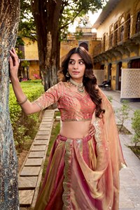 La silueta fluida y delicada del lehenga choli con bordados y la dupatta etérea se combinan para crear un look que se siente natural. - Product Image 5
