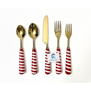 Ensemble de couverts au design moderne avec manche en résine, plaqué or PVD, pour la table lors de mariages, événements et fêtes, cuillère, fourchette, couteau - Product Image 3