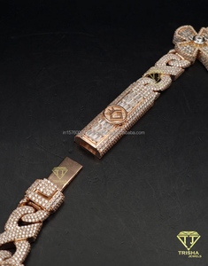 Collar de cruz de lujo elaborado en plata de ley 925 con diamantes de laboratorio VVS1 estilo baguette - Product Image 6