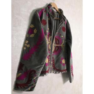 Chaqueta de Invierno Boho de Terciopelo Suzani, Bordado Floral Hecho a Mano en India, Diseño Étnico para Mujer, Acolchada, Transpirable, con Cuello Alto - Product Image 3