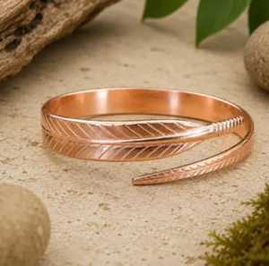 Bracelet manchette vintage en cuivre plaqué or avec plume, unisexe, pour mariage - Product Image 3