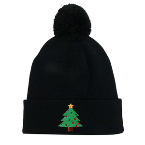 Bonnet en tricot d'hiver noir brodé avec pompon, motif sapin de Noël - Product Image 1