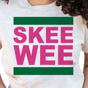 Aka เสื้อยืดสีขาวผู้หญิงลาย Skee Wee เสื้อยืดคอกลมแขนสั้นสวมใส่สบายตัวอักษรกรีก - Product Image 4