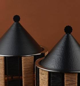 Réchaud de buffet en rotin tressé artisanal avec couvercle conique noir en forme de tagine, plat de service rond en acier inoxydable pour restaurants du Golfe - Product Image 3