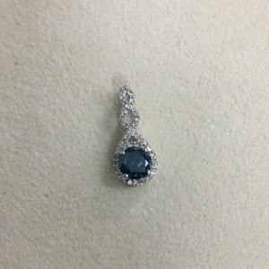 จี้เพชรทรงโซลิแทร์ Jewelspaark น้ำหนัก 0.95 กะรัต เพชรสีขาวและสีน้ำเงินสร้างในห้องปฏิบัติการ เงินแท้ 925 ชุบโรเดียม สร้อยคอแฟชั่น - Product Image 4