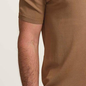 Polo de algodón premium para hombre, textura de tela suave con detalle de ribete en las mangas, diseñado para atuendos casuales de negocios y comodidad. - Product Image 6