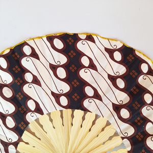 Éventail pliant artisanal indonésien en tissu batik, avec nervures en bambou naturel, cadeau culturel traditionnel, accessoire de décoration artisanale - Product Image 3