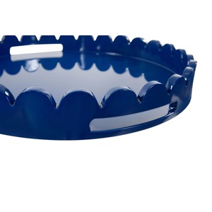 Plateau en bois design bleu à bords incurvés pour servir des boissons, des aliments, dans la salle à manger, la cuisine, l'hôtel, sur la table basse et comme plateau décoratif ou cadeau. - Product Image 4