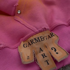 เสื้อฮู้ดดี้ทรงบ็อกซี่ สตรีทแวร์ สกรีนลายตามสั่ง แต่งขาดแบบดิสเทรส ปักลายปะติด ประดับคริสตัล ล้างสีแบบแอซิดวอช สำหรับฤดูหนาว - Product Image 4