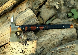 Hacha Tomahawk Premium Hecha a Mano para Acampar, con Mango Envuelto en Cuero y Madera, y Cabeza de Acero, para Uso en Campamentos - Product Image 5