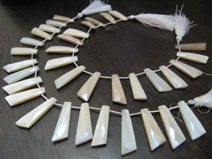 Perles de Pierre de Lune Blanche Naturelle AB Mystique Enduite, Forme Couteau, 10x30mm, Fil de Perles de 10 Pouces de Long, Perles pour la Fabrication de Bijoux Vendues par Fil - Product Image 3