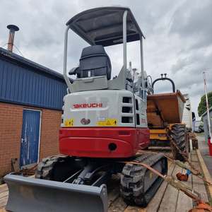 Mini-excavatrice Takeuchi puissante à vendre, avec une structure compacte, une benne performante et une technologie hydraulique efficace. - Product Image 1
