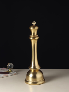 Sculpture de pièces d'échecs Roi et Reine Telover Enterprises (en métal) - Décoration élégante pour salon, bureau et bibliothèque - Product Image 3