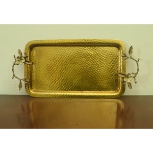 El brillo tierno de la bandeja de servir agrega textura a la presentación en general, y la calidez se armoniza con los arreglos de mesa neutros. - Product Image 1