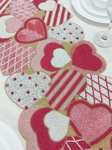 Camino de Mesa de Tela Hecho a Mano con Diseño de Corazones y Cuentas, en Rojo, Rosa y Blanco, Bonito y Decorativo - Product Image 5