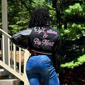 Chaqueta Universitaria Clásica Negra de Lana con Parches de Lona Rosa y Verde Chenille, Ropa Personalizada para Hermandades Griegas Divine Nine - Product Image 4