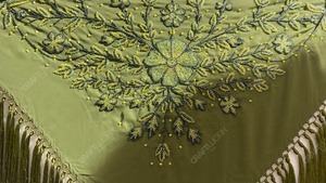 Chal Triangular Bordado con Motivos Botánicos en Verde Oliva para Mujer, con Borlas a Juego, Elegante Bufanda de Hombro para Novia o Eventos Nocturnos - Product Image 2