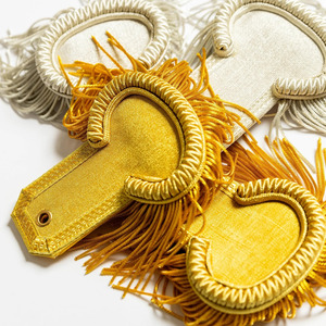 Epaulettes de Tela Roja y Flecos de Hilo Dorado, Bordados a Mano, Ecológicos, Estilo Napoleónico, Personalizables, Vintage Francés, para Desfiles y Ceremonias - Product Image 5