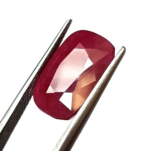 Pierre précieuse naturelle en rubis africain de 8,35 carats, taille coussin, facettée, non montée - Product Image 4