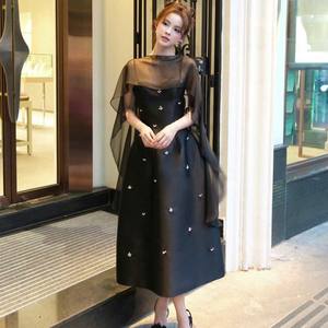 Robe de soirée élégante noire en satin pour femme avec cape transparente, robe longue tendance en gros - Product Image 4