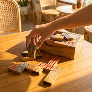 Juego de Dominó Doble Seis de Madera de Colores ILAHI, 28 Piezas, Ecológico, Tallado y Grabado, Diseño Antiguo, Caja Rectangular Alta de Madera - Product Image 1