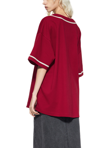 เสื้อเบสบอลสีแดง แขนสั้น คอโอ ทรงลำลอง ผ้าทอโพลีเอสเตอร์ 100% เป็นมิตรกับสิ่งแวดล้อม ระบายอากาศได้ดี แต่งขอบด้วยผ้าตัดกัน ติดกระดุม - Product Image 4