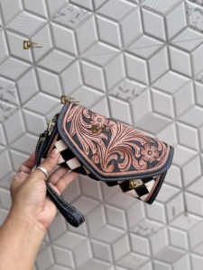 กระเป๋าคลัทช์หนังแท้สำหรับผู้หญิงทำมือดีไซน์เนอร์ไม่เหมือนใครทำด้วยมือเคสโทรศัพท์ลายหมากรุกที่ทันสมัย - Product Image 2