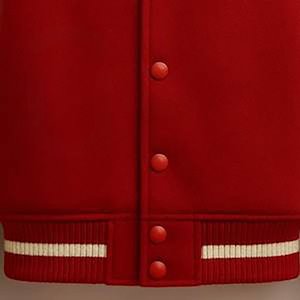 เสื้อแจ็คเก็ตผู้ชาย RELEVO INDUSTRIES สีแดง แบบ Varsity  ตกแต่งด้วยผ้าควิลท์ แขนเสื้อสีขาว ปักตัวอักษร R สไตล์ High Street คอตั้ง ทรงปกติ - Product Image 4