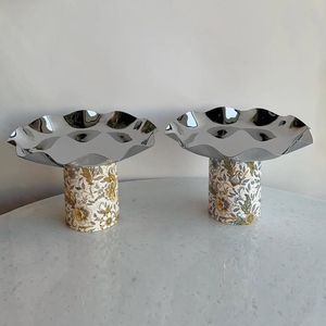 Paire de coupelles à chocolat chromées à finition polie miroir et festonnée, sur pieds cylindriques à motifs floraux complexes. - Product Image 4