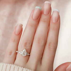 แหวนหมั้นเพชรทรงลูกแพร์สามเม็ดสุดหรู - Product Image 2