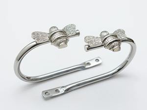 Sujetadores de cortinas con diseño de abeja y acabado dorado, perfectos para ventanas del hogar, añaden un toque decorativo mientras controlan la luz y la privacidad. - Product Image 2