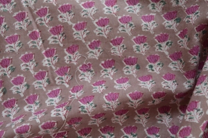 Tissu en coton imprimé à la main de Jaipur, motifs de fleurs rouges et bleues et treillis turquoise, tissu artisanal pour confection de robes et décoration intérieure - Product Image 5