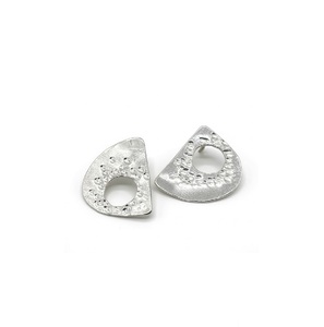ต่างหูห้อยประดับคริสตัลสีฟ้าแบบวินเทจ งานแฮนด์เมดจากทองเหลือง รุ่น Patina Drop Earrings ปี 2027 งานฝีมือ Fany รหัสสินค้า CF-5629858 สำหรับงานปาร์ตี้ คริสเตียน - Product Image 6