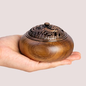 Brûle-encens traditionnel en bronze avec motif de lotus et couvercle sculpté pour usage religieux - Product Image 4