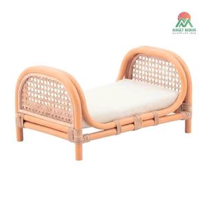 Lit/berceau pour poupée en rotin tressé à la main – un jouet pour enfants et un objet de décoration intérieure fabriqué au Vietnam, adapté aux enfants de 2 à 13 ans. - Product Image 2
