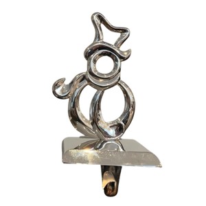 Soporte de metal plateado de lujo para calcetines navideños, perchas modernas de alta calidad con diseño abstracto de muñeco de nieve para colgar en la chimenea o el repisa. - Product Image 1