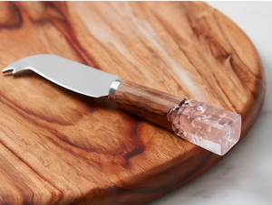 Planche à fromage ronde en bois artisanale avec résine rose, plateau de service et couteau à fromage pour la cuisine - Product Image 4