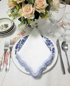 Serviettes en tissu personnalisées en gros, broderie, bordure festonnée bleue, serviettes de table en coton, durables pour la maison, les mariages et les événements - Product Image 1