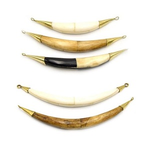 Colgante Artesanal Ecológico de Cuerno de Búfalo Curvo, Tono Dorado, Estilo Tribal Bohemio, Pieza de Arte Coleccionable FS - Product Image 5