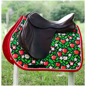 Tapis de selle tout usage avec motif cerise, bordure rouge et doublure en polaire pour l'équitation - Product Image 1