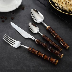 Juego de Cubiertos de Acero Inoxidable con Mango de Bambú Sostenible, Diseño Moderno que Agrega Elegancia a Cualquier Mesa - Product Image 2
