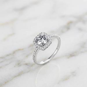 Anillo de compromiso de plata S925 con diamante de moissanita, doble halo y diseño de tallo dividido para mujer. - Product Image 3