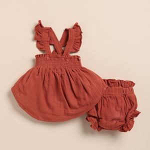 Top sin mangas con volantes de muselina orgánica de primera calidad con conjunto de bombachos Picante ropa de bebé - Product Image 1