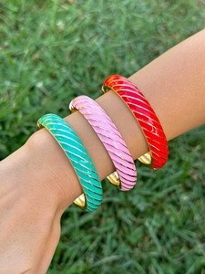 Bracelets pour femmes en résine brillante, imperméables, finition métallique, couleurs personnalisées, uniques, faits à la main, cadeau d'affaires, événements festifs, sur mesure - Product Image 3