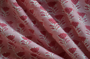 Tela de Algodón Estampada a Mano con Diseño Floral en Rosa Suave |   Material para Correr Buti Pequeño - Product Image 4