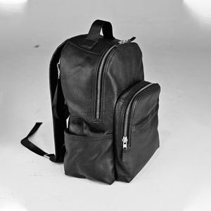 Bolsa de pañales de cuero multifuncional, espaciosa, para artículos esenciales del bebé, para biberones, juguetes, con logo personalizado, mochila de cuero negra para mamá - Product Image 4