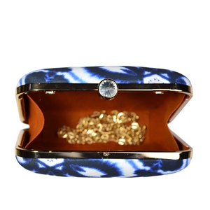 Pochette bleue à imprimé Ikat, cadre métallique, étui rigide, finition satinée numérique avec doublure en soie brute et fermoir en cristal - Product Image 3