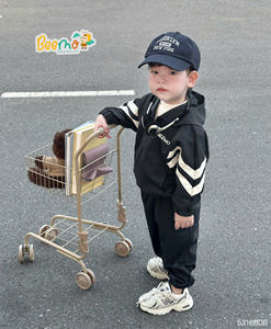 ชุดเสื้อผ้าเด็กผู้ชายสไตล์สปอร์ตสำหรับฤดูหนาว ขายดี สำหรับเด็กอายุ 1-7 ปี เสื้อฮู้ดกันลมและกางเกงขายาว ชุดเด็กวัยหัดเดิน - Product Image 3