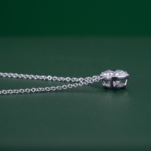 Collier pendentif solitaire en or massif avec diamant de laboratoire rond brillant certifié IGI, serti clos, bijoux modernes et minimalistes - Product Image 3