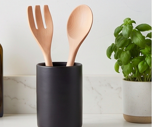 Ensemble de service à salade en bois avec poignées en métal doré, design minimaliste, couverts réutilisables pour la restauration, l'hôtellerie et les événements. - Product Image 3